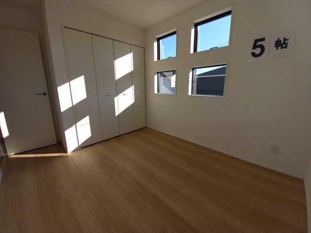 ◇泉町下川　3期　全5棟　1号棟　新生活応援キャンペーン実施中◇の洋室|◆居室の写真です◆　木の温もりがナチュラルでくつろげる空間ですね♪　子供部屋としても、寝室としても、どんなインテリアにしようか…選ぶ楽しみが増えますね♪