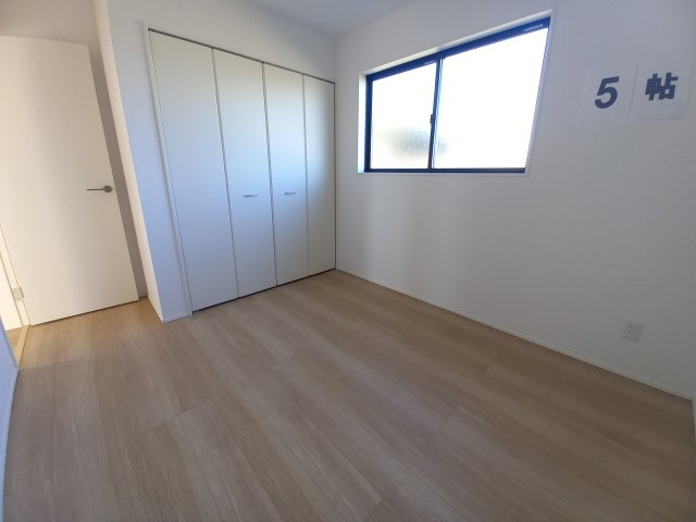 ◇泉町下川　3期　全5棟　1号棟　新生活応援キャンペーン実施中◇の洋室|◆居室の写真です◆　充分な広さの収納を備え、採光良好な洋室は、快適空間。プライベートの時間もゆったりお寛ぎ頂けそうです。

