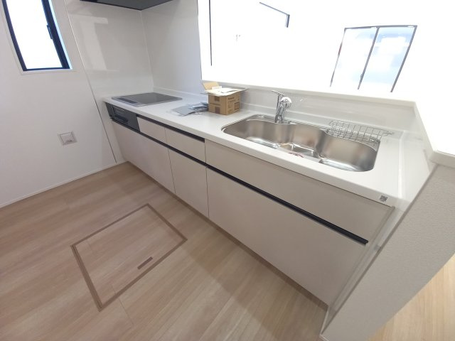 ◇泉町下川　3期　全5棟　1号棟　新生活応援キャンペーン実施中◇のキッチン|◆キッチンの写真です◆　使い勝手の良いシステムキッチン！
家族の笑顔を見ながらするお料理は対面キッチンの特権ですね！
お料理しやすいキッチンです♪