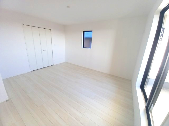 ◇内郷高坂町　2期　自慢したくなる、ハイセンスなデザイン♪　◇の洋室|◆居室の写真です◆　日当たり良好の居室は気持ちが良いですね。　家族構成によって色んなアレンジを加えられます♪それぞれにプライベートなスペースを持ち、子どもたちの成長も見守ることができますね。