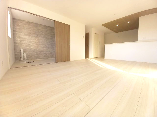 ◇内郷高坂町　2期　自慢したくなる、ハイセンスなデザイン♪　◇の居間・リビング|◆リビングの写真です◆　光あふれる開放的なリビングは自然と家族が集まる空間！家族団らんの時間を優しく見守るお住まいです！


