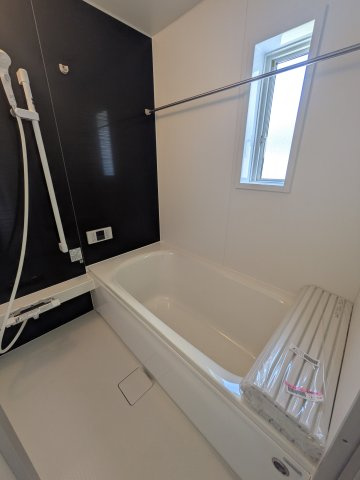 ◆＜期間限定キャンペーン開催♪＞【小名浜花畑町第4】　全2棟／2号棟！の浴室|■□■ユニットバスの写真です■□■　高断熱浴槽なので、温めたお湯の熱を逃がしにくくし、しっかり断熱してくれるので、入浴の時間帯がバラバラでも安心ですね♪