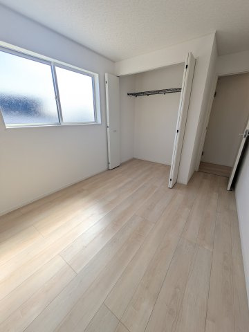 ◆＜期間限定キャンペーン開催♪＞【小名浜花畑町第4】　全2棟／2号棟！の洋室|同施工■□■居室の写真です■□■　
木の温もりがナチュラルでくつろげる空間ですね。