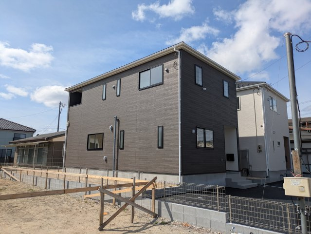 ◆＜期間限定キャンペーン開催♪＞【小名浜花畑町第4】　全2棟／2号棟！の外観|同施工　外壁仕上げ材は窯業系サイディング。裏面に付着した汚れが、雨水によって流れ落ちやすい「防汚機能付きサイディング」を採用。外壁の美しさが長持ちします♪