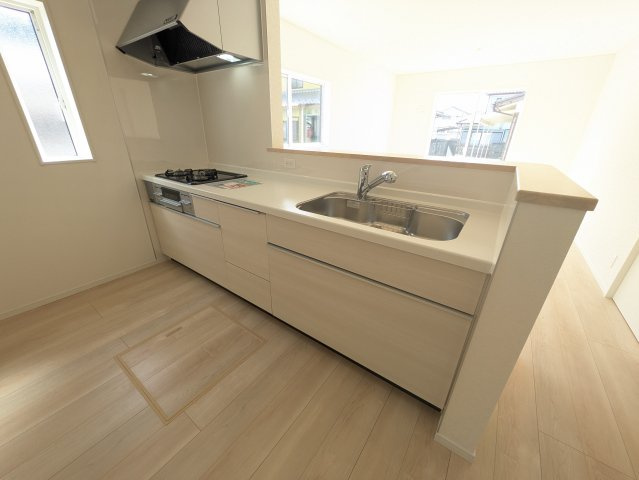 ◆＜期間限定キャンペーン開催♪＞【小名浜花畑町第4】　全2棟／2号棟！のキッチン|■□■キッチンの写真です■□■　対面式キッチンは、リビングの様子を見ながらお料理出来るので、小さなお子様がいらっしゃる方は、安心してお料理出来ますね。