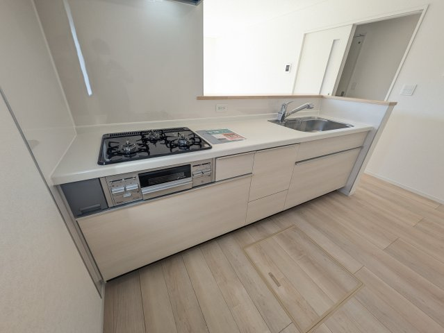 ◆＜期間限定キャンペーン開催♪＞【小名浜花畑町第4】　全2棟／2号棟！のキッチン|■□■キッチンの写真です■□■　システムキッチンは見た目スッキリなのに収納力たっぷりです♪さらに床下収納もありますので、物が多くなりがちなキッチンもスッキリとしていられそうです。