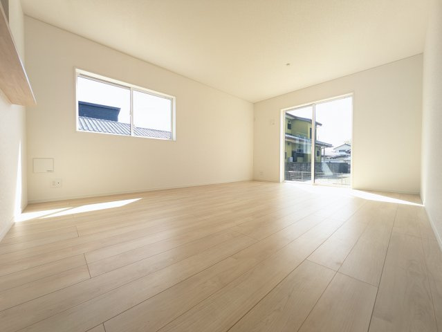 ◆＜期間限定キャンペーン開催♪＞【小名浜花畑町第4】　全2棟／2号棟！の居間・リビング|□■リビングの写真です■□■　家族団らんの時間が増えそうなリビングですね。