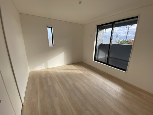 ◆＜期間限定キャンペーン開催♪＞【小名浜花畑町第4】　全2棟／1号棟！の洋室|同施工■□■居室の写真です■□■　
木の温もりがナチュラルでくつろげる空間ですね。