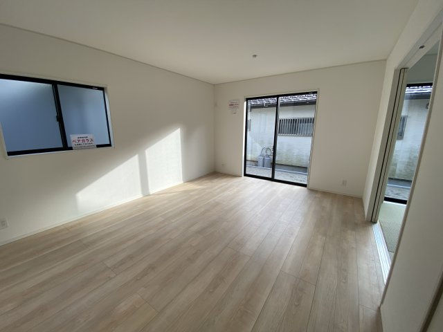 ◆＜期間限定キャンペーン開催♪＞【小名浜花畑町第4】　全2棟／1号棟！の居間・リビング|一緒に理想の住まいを見つけましょう！（＾＾）
お住まいの相談だけでなく、地域の事についても是非お気軽に尋ねてください！
お問い合わせは不動産プラスまで☆

