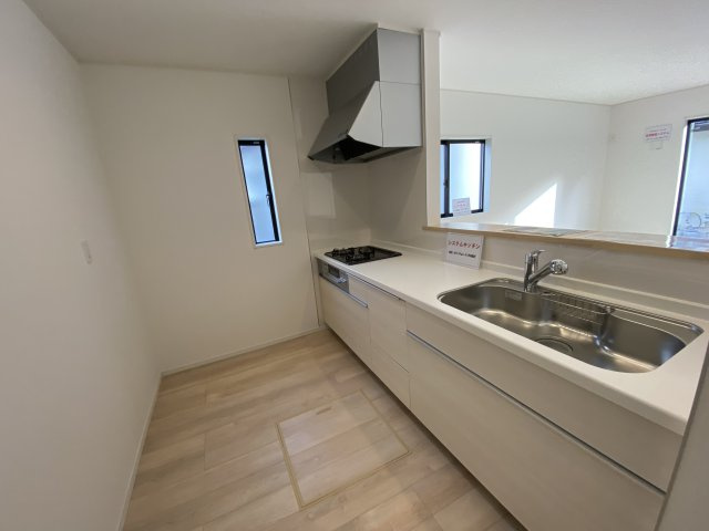 ◆＜期間限定キャンペーン開催♪＞【小名浜花畑町第4】　全2棟／1号棟！のキッチン|休日は家族みんなで夢のマイホーム探しに出かけてみませんか！（＾＾）♪
お問い合わせは不動産プラスまで☆

