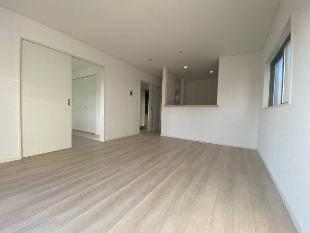 ◆＜期間限定キャンペーン開催♪＞【小名浜花畑町第4】　全2棟／1号棟！の居間・リビング|同施工　■□■リビングの写真です■□■　広いリビングで快適に、ゆったりと過ごせますね♪