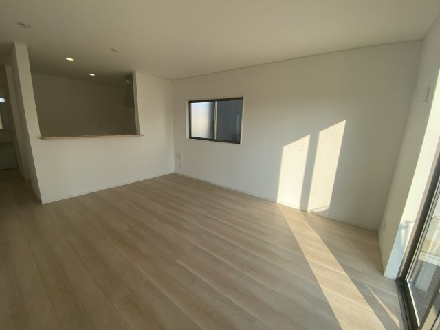 ◆＜期間限定キャンペーン開催♪＞【小名浜花畑町第4】　全2棟／1号棟！の居間・リビング|同施工■□■リビングの写真です■□■　家族団らんの時間が増えそうなリビングですね。