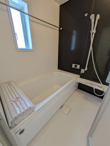 3/16価格変更　【いわき市錦町第32】　2号棟　※必ずもらえる選べるキャンペーン実施中！の浴室|■ユニットバスの写真です■□■　高断熱浴槽なので、温めたお湯の熱を逃がしにくくし、しっかり断熱してくれるので、入浴の時間帯がバラバラでも安心ですね♪