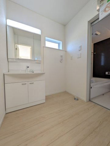 3/16価格変更　【いわき市錦町第32】　2号棟　※必ずもらえる選べるキャンペーン実施中！の居間・リビング|■洗面所の写真です■□■　使い勝手の良い洗面台は、奥様の身支度の時間も楽しくなりそうですね。
