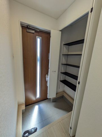 3/16価格変更　【いわき市錦町第32】　2号棟　※必ずもらえる選べるキャンペーン実施中！の玄関|■玄関の写真です■□■　
シューズボックスは収納力たっぷりで、整理整頓も楽ちんですね。