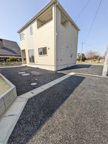 3/16価格変更　【いわき市錦町第32】　2号棟　※必ずもらえる選べるキャンペーン実施中！の駐車場|◆カースペースの写真です◆
陽当りの良い駐車場は週末の洗車も快適です♪お車の他にも、自転車をとめられそうなスペースもございます。
