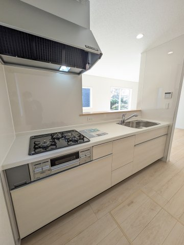 3/16価格変更　【いわき市錦町第32】　2号棟　※必ずもらえる選べるキャンペーン実施中！のキッチン|□■キッチンの写真です■□■　システムキッチンは見た目スッキリなのに収納力たっぷりです♪さらに床下収納もありますので、物が多くなりがちなキッチンもスッキリとしていられそうです。