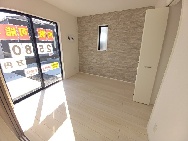 ◇泉町下川　3期　全5棟　2号棟　家族で暮らしやすい4LDK！◇の洋室|◆居室の写真です◆　木の温もりがナチュラルでくつろげる空間ですね♪　寝室にも、子供部屋にも、趣味のお部屋にもお使いいただけます♪