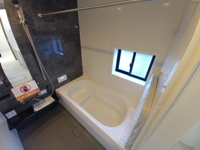◇泉町下川　3期　全5棟　2号棟　家族で暮らしやすい4LDK！◇の浴室|◆ユニットバスの写真です◆　毎日の疲れを癒す広々とした浴室は、足を伸ばしてゆっくりとくつろげます♪　好きな音楽を聴いたり、動画を見たり、半身浴をして　自分だけの癒し時間が楽しめますね！

