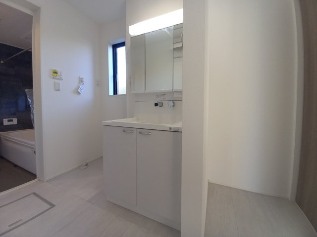◇泉町下川　3期　全5棟　2号棟　家族で暮らしやすい4LDK！◇の独立洗面台|◆洗面所の写真です◆　洗面台は朝をすっきりさせてくれる空間としては大切な空間です。バタバタしている忙しい朝でも収納が多い洗面台では短い時間で効率良く支度ができます。

