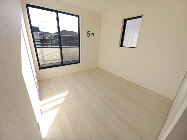 ◇泉町下川　3期　全5棟　2号棟　家族で暮らしやすい4LDK！◇の洋室|◆居室の写真です◆　柔らかい陽光が差し込む明るいお部屋を演出いたします♪　寝室にも、子供部屋にも、趣味のお部屋にもお使いいただけます♪

