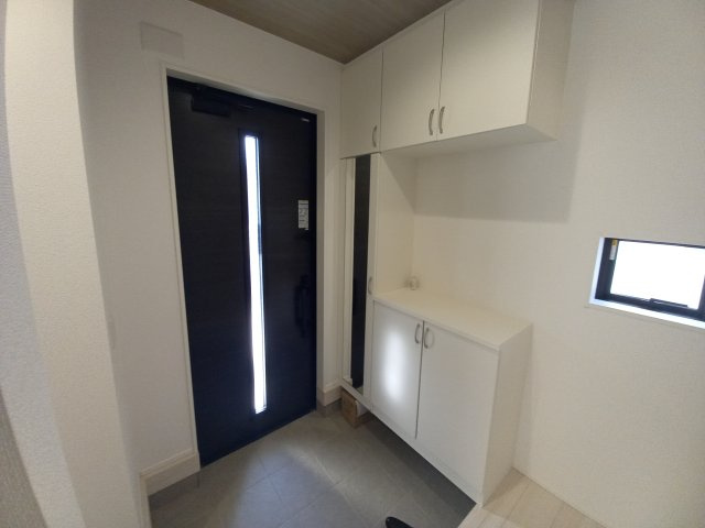 ◇泉町下川　3期　全5棟　2号棟　家族で暮らしやすい4LDK！◇の玄関|◆玄関の写真です◆
玄関ホールにシューズクロークがあると、靴だけでなくベビーカーや自転車、アウトドア用品などもしまうことができて便利です！ご家族が多くてもスッキリキレイに収納できますね♪

