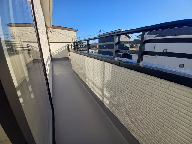 ◇泉町下川　3期　全5棟　2号棟　家族で暮らしやすい4LDK！◇のバルコニー|◆バルコニーの写真です◆　
洗濯物から布団まで一度にたくさん干せて便利です♪
眺めのよいバルコニーで、あなただけのリラックスタイムを☆
