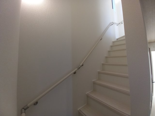 ◇泉町下川　3期　全5棟　2号棟　家族で暮らしやすい4LDK！◇の内装|◆階段の写真です◆　
階段は家族がほぼ毎日通る動線の為、安全上の配慮が必要です！
階段は手すり付きなので、小さなお子様からご年配の方まで安心ですね♪



