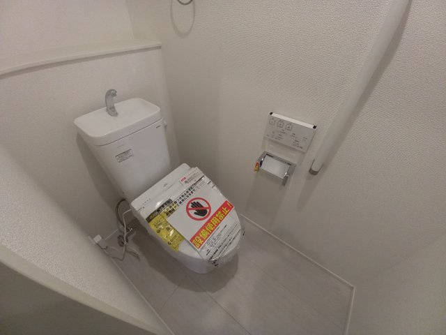 ◇泉町下川　3期　全5棟　2号棟　家族で暮らしやすい4LDK！◇のトイレ|◆トイレの写真です◆
便器にフチがないので汚れが隠れて見えない部分がありません。 お手入れがとってもラクラクです♪　一階、二階にそれぞれトイレがございますので、ご家族の多い方でも安心ですね♪

