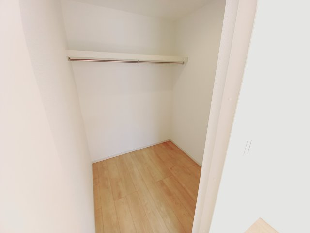 ◇泉町下川　3期　全5棟　2号棟　家族で暮らしやすい4LDK！◇の収納|同施工◆収納スペースの写真です◆　十分な広さがあるので収納には困りませんね♪　お手持ちの衣類ケースなども置ける大空間で、寝室がスッキリ使えます。

