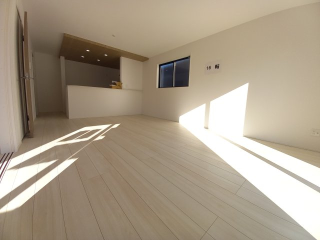 ◇泉町下川　3期　全5棟　2号棟　家族で暮らしやすい4LDK！◇の居間・リビング|◆居室の写真です◆　日当たり良好の居室は気持ちが良いですね。　家族構成によって色んなアレンジを加えられます♪それぞれにプライベートなスペースを持ち、子どもたちの成長も見守ることができますね。

