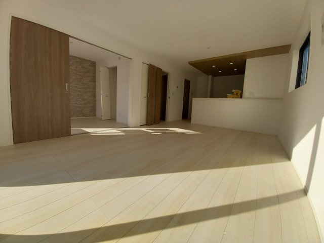 ◇泉町下川　3期　全5棟　2号棟　家族で暮らしやすい4LDK！◇の居間・リビング|◆居室の写真です◆　柔らかい陽光が差し込む明るいお部屋を演出☆　使い勝手の良い間取りなので、ご家族の状況の変化にも耐えられますね。


