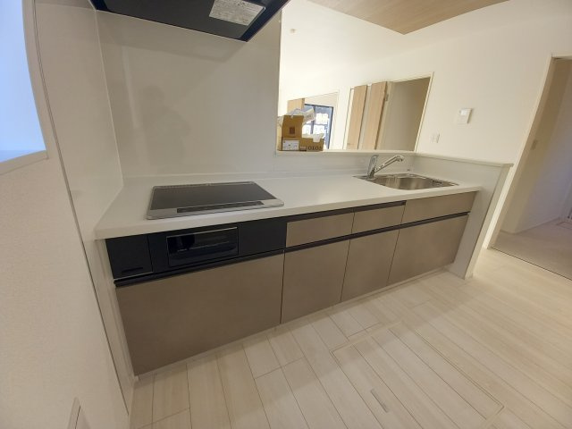 ◇泉町下川　3期　全5棟　2号棟　家族で暮らしやすい4LDK！◇のキッチン|◆キッチンの写真です◆　目の前にリビングが広がる対面キッチンを採用、キッチンからリビング全体を見渡せる子育て中のご家族にも嬉しい造りです！キッチンでお料理をお楽しみください♪
