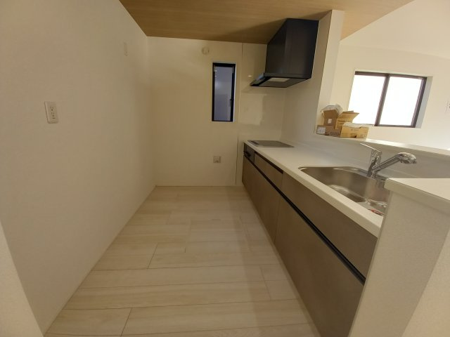 ◇泉町下川　3期　全5棟　2号棟　家族で暮らしやすい4LDK！◇のキッチン|◆キッチンの写真です◆　使い勝手の良いシステムキッチン！
家族の笑顔を見ながらするお料理は対面キッチンの特権ですね！
お料理しやすいキッチンです♪