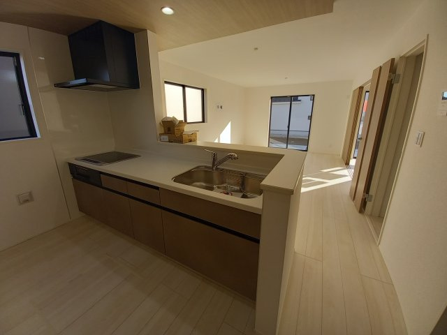 ◇泉町下川　3期　全5棟　2号棟　家族で暮らしやすい4LDK！◇のキッチン|◆キッチンの写真です◆お料理しながらご家族とコミュニケーションをとれる人気のプランです。料理中でもお子様がリビングやダイニングで遊んでいる姿が見えます。