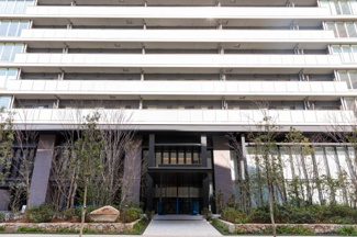  | グランドメゾン新梅田タワー THE CLUB RESIDENCE | 【エントランス外観】大胆にせり出した庇をアクセントとした、シンメトリーなファサード！