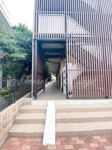 鎌倉市材木座２丁目のアパートのエントランス