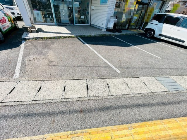 上原町貸店舗の駐車場