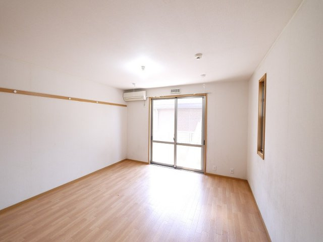 ルンルアン高畑の寝室|明るい洋室です。