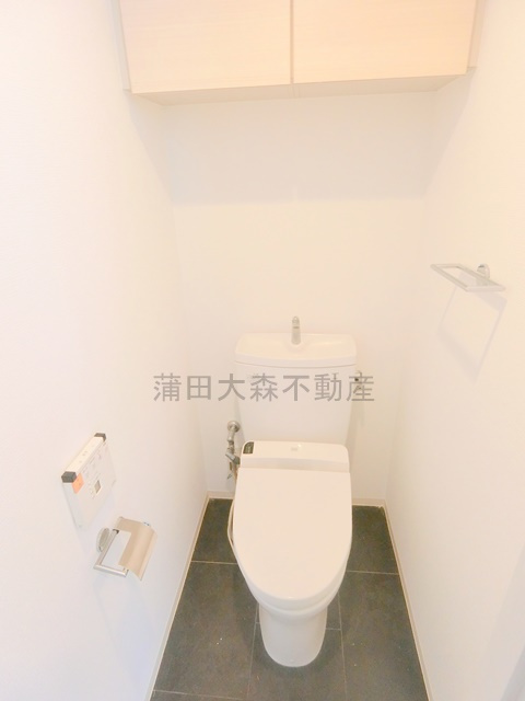 イプセ多摩川緑地のトイレ|棚収納と温水洗浄便座付きのトイレ