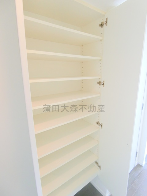 イプセ多摩川緑地の収納|玄関収納②