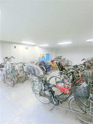 イプセ多摩川緑地のその他共用部分|屋根付きラック式の駐輪場　空き状況等詳細はお問合せください。