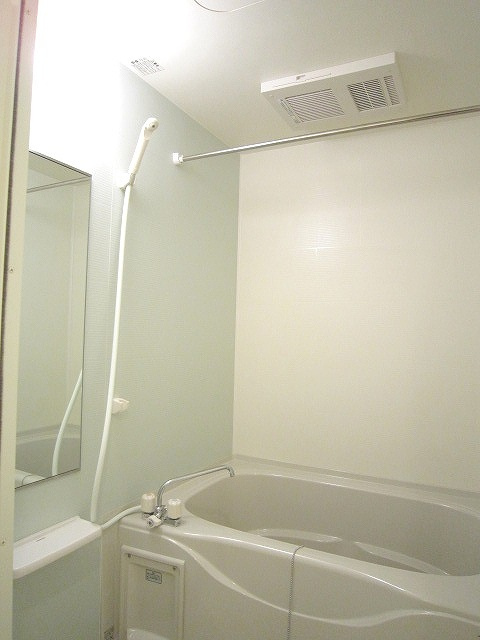 横浜市戸塚区平戸町のアパートの浴室