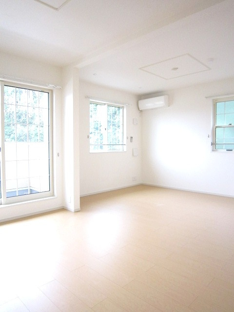 横浜市戸塚区平戸町のアパートの居間・リビング