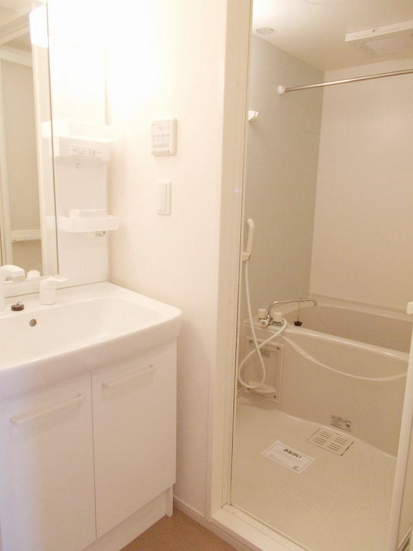 横浜市戸塚区平戸町のアパートの洗面所