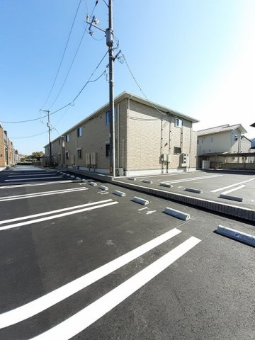 パストラル香音　Ⅲの駐車場|車をお持ちの方に嬉しい駐車場付きの物件です