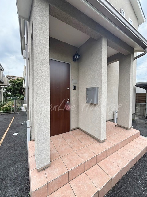 茅ヶ崎市矢畑のアパートのエントランス