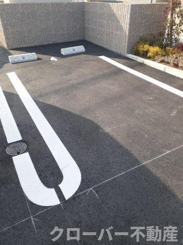 クレール北鴨の駐車場