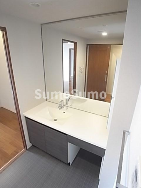 イーグル山手の洗面所|ゆったりとスペースのある洗面所