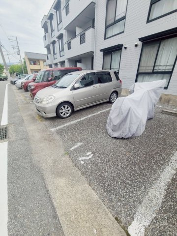 トリヴァンベールタナカの駐車場